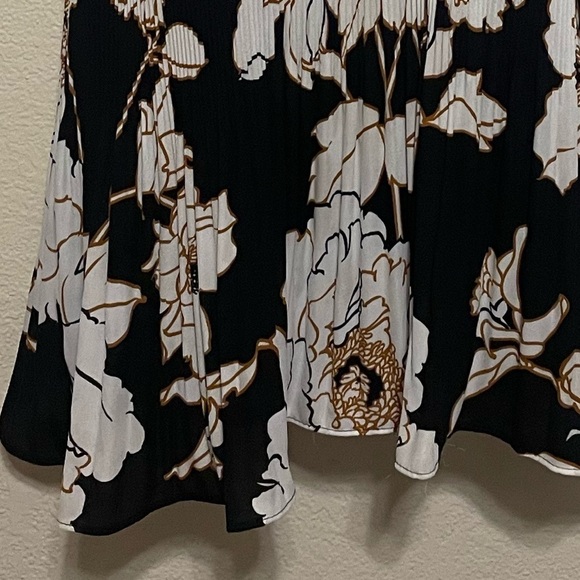 Apt 9 women’s black white floral Halter pleated elegant blouse sleeveless - Picture 11 of 11